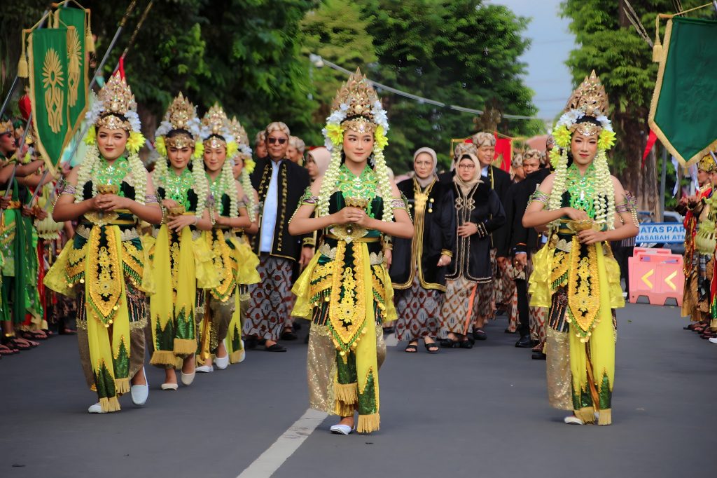 Perjalanan ke Puncak Hijau dengan Cerita Tradisi yang Tak Terlupakan